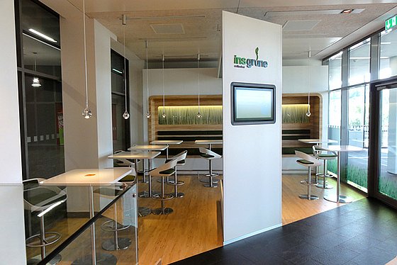 Es zeigt die Bestuhlung und den Aufenthaltsraum im Café