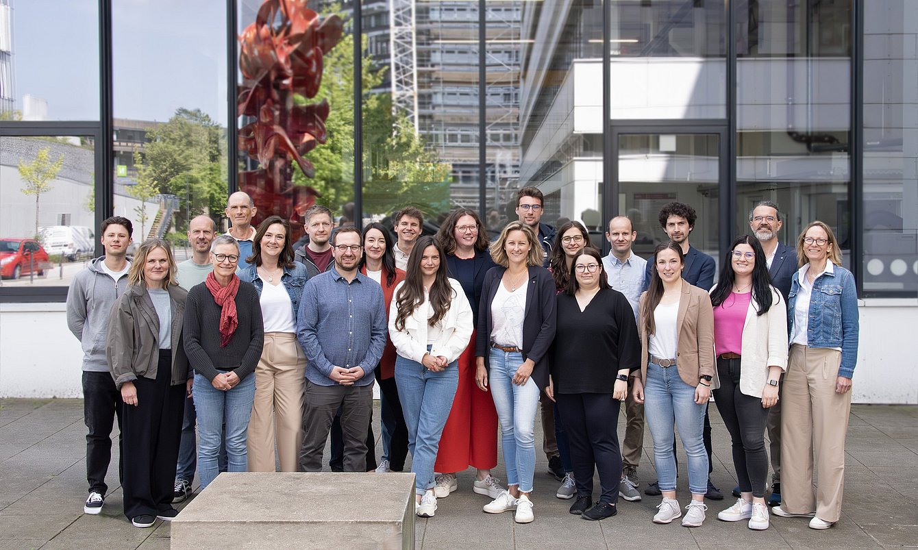TEammitglieder der GDM 2026 vor einen Universitätsgebäude