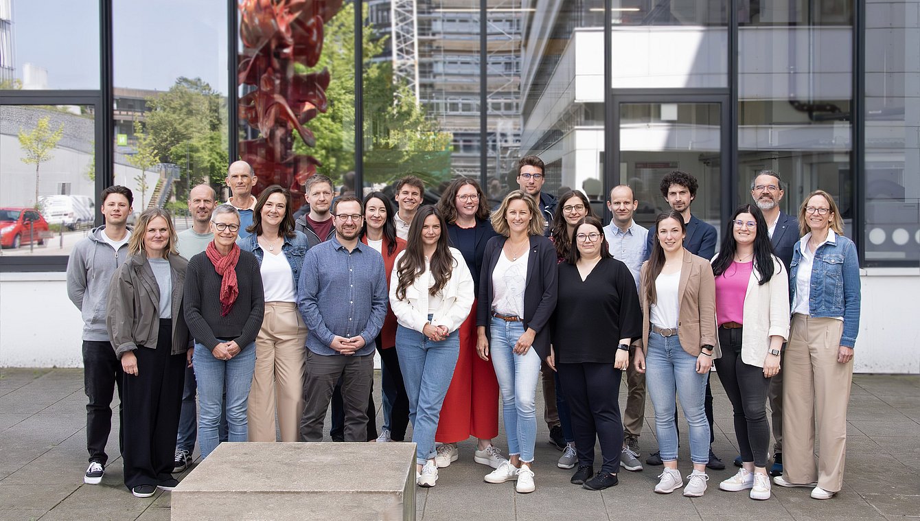 TEammitglieder der GDM 2026 vor einen Universitätsgebäude