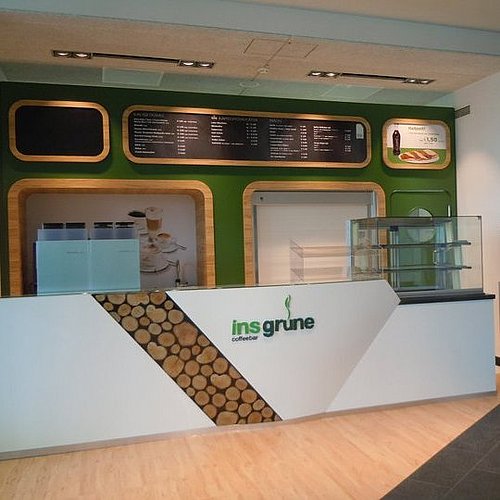 Zusehen ist die Kaffeetheke und Angebotsanzeige des Café "Ins Grüne"