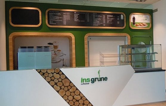 Zusehen ist die Kaffeetheke und Angebotsanzeige des Café "Ins Grüne"