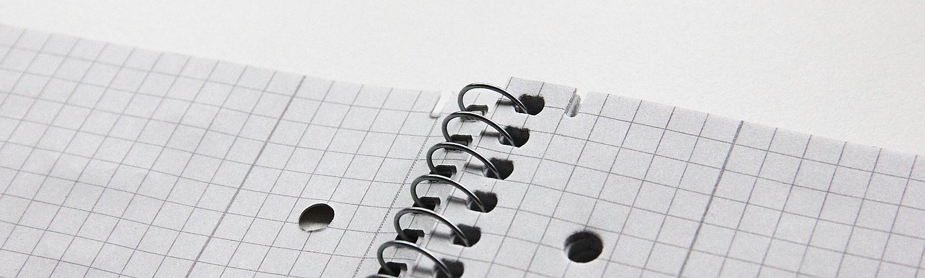 Aus leeerer aufgeschlagener Collegeblock