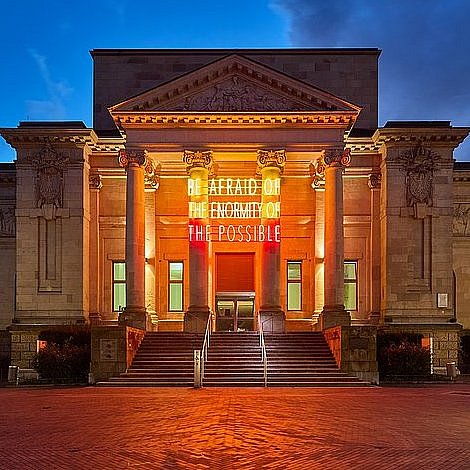 Die Kunsthalle Barmen gegen Abend künstlerisch beleuchtet