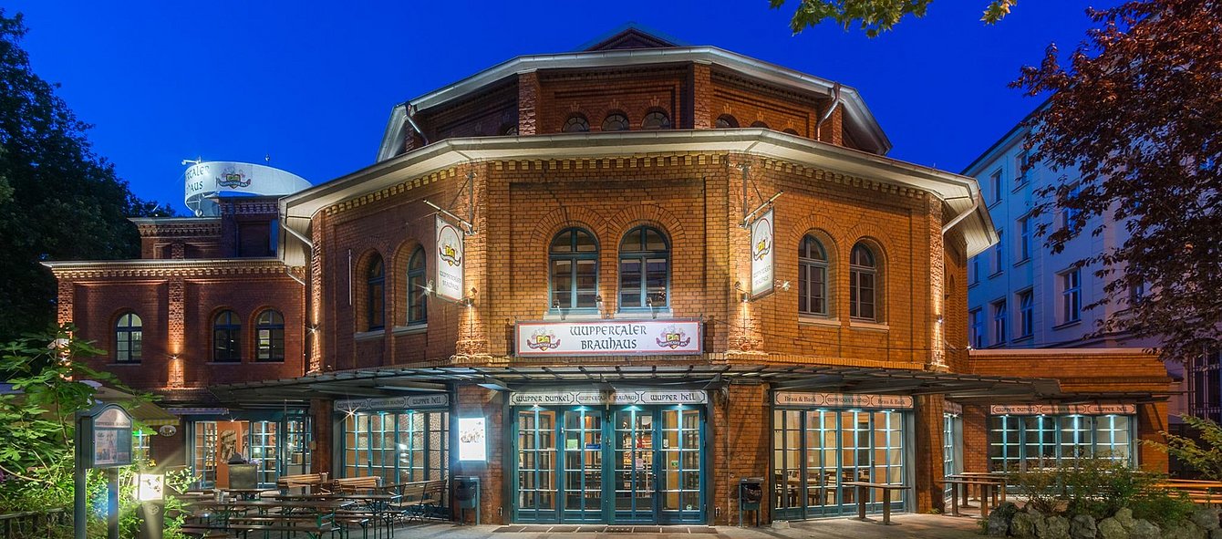 Das beleuchtete Brauhaus im Dunkeln